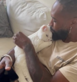 Illustration de l'article : Derrière l'apparent désintérêt de cette chatte pour sa propriétaire au profit de son "papa" se cache la belle histoire de son adoption (vidéo)