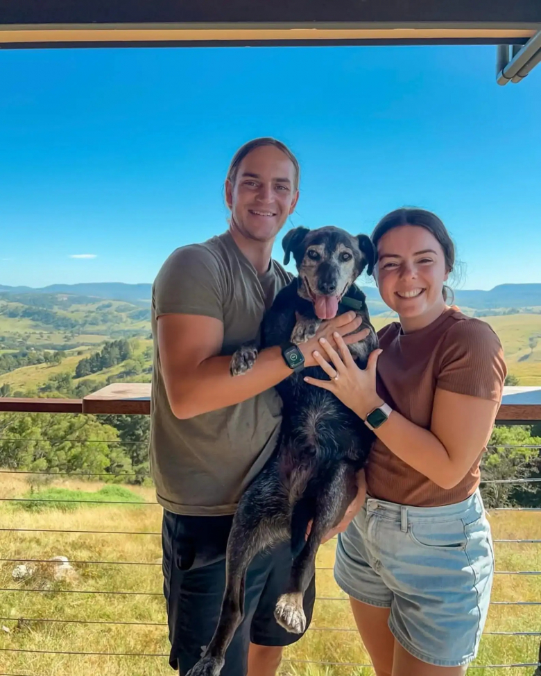 Illustration de l'article : Un couple sur le point de dire adieu à son chien de 19 ans fait de lui la star du mariage (vidéo)