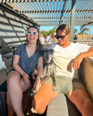 Illustration de l'article : Leur chien sénior vivant ses derniers jours, ils en font la star de leur mariage pour lui dire adieu (vidéo)