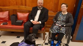 Illustration de l'article : Pour cette enseignante handicapée, son chien d’assistance est un allié indispensable dans son laboratoire de sciences