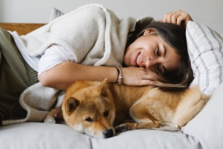 Illustration de l'article : Après 18 mois de relation, son compagnon lui demande d’abandonner son fils et son chien avant d’emménager avec elle