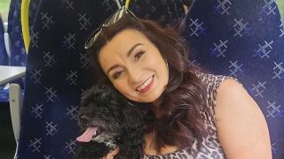 Illustration de l'article : Une chienne monte dans un train et s'invite à une sortie entre amies à l'insu de sa famille