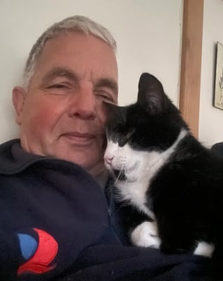 Illustration de l'article : Autrefois abandonné dans un sac poubelle, ce chat profite désormais d'une nouvelle vie de rêve en voguant avec son maître sur les canaux