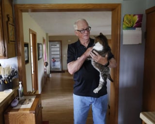 Illustration de l'article : Les destins liés d’un homme et d’un chat, 2 survivants, qui se sont rencontrés par un concours de circonstances 