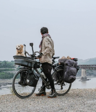 Illustration de l'article : Parti à la découverte du monde en solo, cet homme fait la rencontre d’un chien blessé qu’il décide d’aider et d’adopter