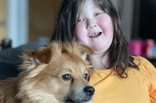 Illustration de l'article : Lourdement handicapée, cette adolescente de 15 ans trouve le courage d’organiser un grand événement canin grâce à son chien