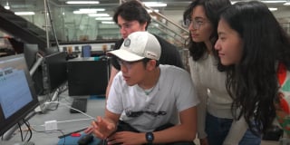 Illustration de l'article : Un groupe d'étudiants conçoit un harnais hi-tech facilitant la vie des chiens aveugles