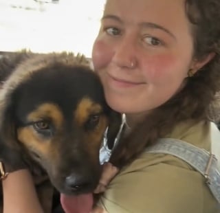Illustration de l'article : Un chien jette son dévolu sur une voyageuse anglaise venue au Pérou et lui fait comprendre qu’elle ne pourra pas repartir sans lui