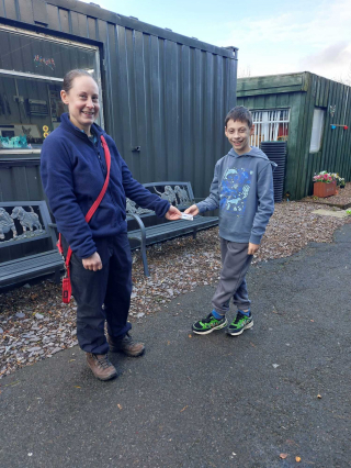 Illustration de l'article : Un garçon au grand coeur décide d'offrir l'argent de son anniversaire au refuge local et rencontre les chiens qui y vivent