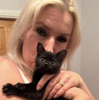 Illustration de l'article : Rejeté à la naissance, ce chaton minuscule impressionne sa bienfaitrice par sa résilience et entame une transformation surprenante