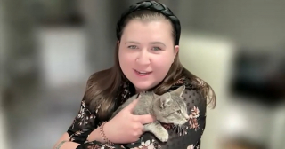 Illustration de l'article : Aidée par la police qui fige le trafic, une femme traverse 3 voies d'une autoroute très fréquentée pour sauver un chaton piégé sur la voie du milieu