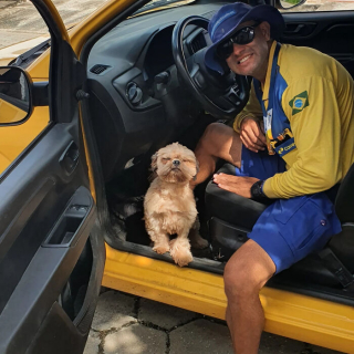 Illustration de l'article : 15 photos remplies d&rsquo;amour qui montrent la tendre relation d&rsquo;un facteur avec les chiens de ses clients