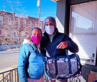 Illustration de l'article : Guidés en pleine nuit par des miaulements dans les bois, des sauveteurs changent le destin d'un chaton épuisé et transi de froid