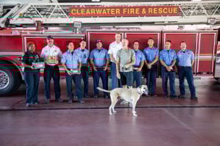 Illustration de l'article : « Vous lui avez sauvé la vie », un chien retourne voir les pompiers qui l’ont tiré des flammes dix-sept jours plus dans un moment plein d'émotion