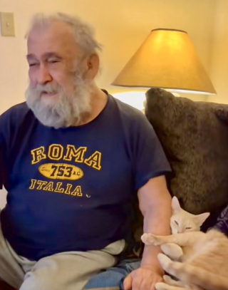 Illustration de l'article : Seul depuis longtemps, un homme &acirc;g&eacute; d&eacute;cide de franchir la porte d&rsquo;un refuge pour rencontrer le chat le plus d&eacute;laiss&eacute; (vid&eacute;o)