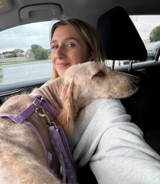 Illustration de l'article : En d&eacute;couvrant qu&rsquo;un chien &eacute;tait gravement n&eacute;glig&eacute;, cette h&eacute;ro&iuml;ne du quotidien d&eacute;cide d&rsquo;agir et paie pour sa s&eacute;curit&eacute; (vid&eacute;o)