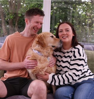 Illustration de l'article : Un Golden Retriever re&ccedil;oit un prix pour avoir pr&eacute;venu sa famille et sauv&eacute; son ma&icirc;tre d'un arr&ecirc;t cardiaque en pleine nuit (vid&eacute;o)