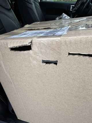 Illustration de l'article : Apr&egrave;s une livraison devant sa porte, une femme entend un miaulement venant d&rsquo;un de ses colis