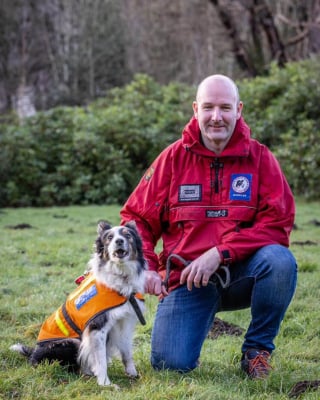 Illustration de l'article : Après avoir consacré 5 années de sa vie à aider les autres, cette chienne de recherche et de secours en montagne raccroche son harnais de travail