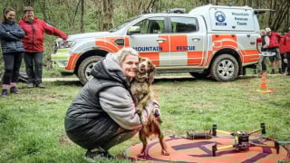 Illustration de l'article : 2 ans après avoir été secourue au pied d'une falaise, une chienne surprend ses sauveurs en leur rendant visite avec ses petits