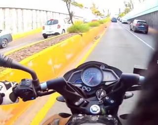 Illustration de l'article : En voyant un chaton passer sous les roues d'une voiture, un motard n’hésite pas à mettre sa vie en danger pour le secourir (vidéo) 