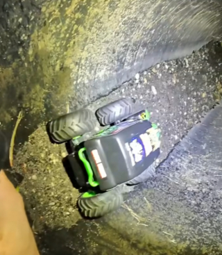 Illustration de l'article : Un chaton coincé dans une canalisation retrouve la liberté grâce à une voiture télécommandée (vidéo)