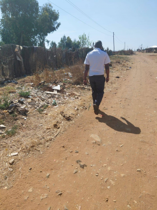 Illustration de l'article : Un chien loyal jusqu’au bout ne laisse personne approcher du corps de son propriétaire décédé