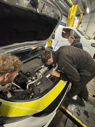 Illustration de l'article : Des policiers en intervention entendent des miaulements venant de leur véhicule et découvrent un chaton de 2 jours coincé