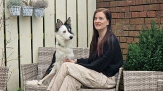 Illustration de l'article : La présence d’esprit d’une propriétaire, qui pense à vérifier sa caméra en entendant son chien tousser anormalement, sauve la vie de ce dernier 