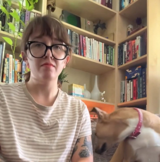 Illustration de l'article : Marquée par le souvenir de son adoption, cette chienne réagit immédiatement lorsque sa maîtresse porte ce vêtement bien particulier (vidéo)