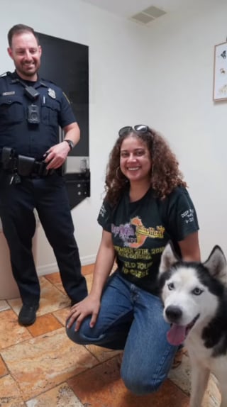 Illustration de l'article : Un policier découvre un Husky très amical seul dans la rue, l'emmène chez le vétérinaire et apprend que sa maîtresse le cherchait depuis 7 ans