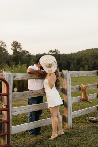Illustration de l'article : Ce chat s’invite à une séance photo de fiançailles et vole la vedette au couple