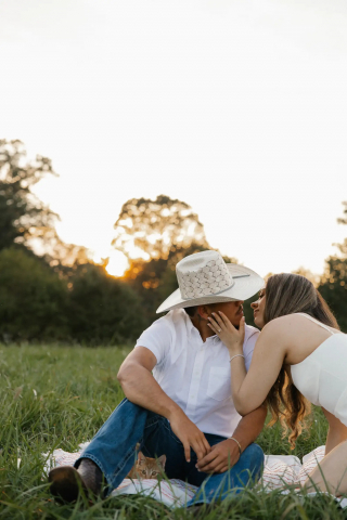 Illustration de l'article : Ce chat s’invite à une séance photo de fiançailles et vole la vedette au couple