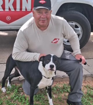 Illustration de l'article : « Je le referais aujourd'hui, sans aucun doute », un bénévole et son chien sauvent la vie de 3 jeunes filles lors des inondations 