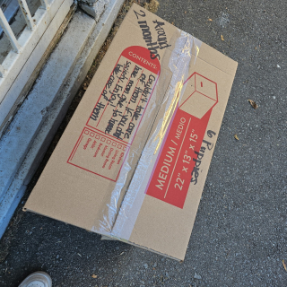 Illustration de l'article : « 6 chiots… Environ 2 mois », le message laissé à la main sur un carton ne laisse aucun doute sur son contenu