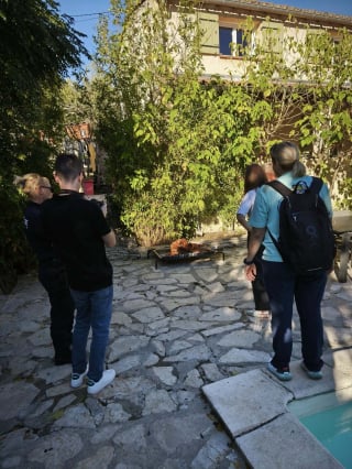 Illustration de l'article : Affamé et oublié, un chien émeut la policière venue le secourir grâce à son regard et pourrait devenir son nouveau compagnon