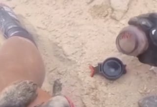 Illustration de l'article : Un cycliste s’arrête en plein milieu des dunes pour aller à la rencontre d’une « petite boule noire » apeurée qui s’accrochait tant bien que mal à la vie (vidéo)