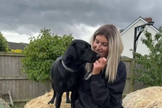 Illustration de l'article : "Je pense qu'elle m'a sauvé la vie", une chienne révèle par accident le mal dont une jeune femme souffrait