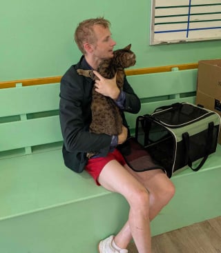 Illustration de l'article : "Savoir que Rocky était sain et sauf m’a sauvé", grâce à un programme contre l'abandon, cet homme n’a pas été contraint de dire "adieu" à son chat bien-aimé
