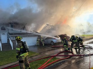 Illustration de l'article : 3 lycéens bravent le danger dans une maison enflammée pour ramener 2 chiens auprès de leur famille