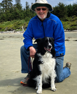 Illustration de l'article : À 92 ans, cet homme promène quotidiennement son chien de 13 ans dans l’objectif de réaliser la traversée virtuelle du Canada