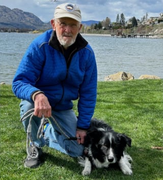 Illustration de l'article : À 92 ans, cet homme promène quotidiennement son chien de 13 ans dans l’objectif de réaliser la traversée virtuelle du Canada
