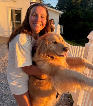 Illustration de l'article : Après 2 semaines de séparation, cette Golden Retriever fond de joie en retrouvant sa maîtresse adorée (vidéo)