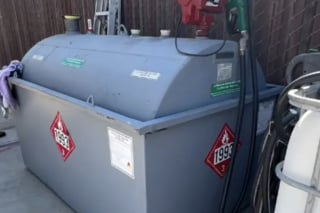 Illustration de l'article : Des chatons coincés dans un réservoir de carburant sont secourus après des heures d’efforts acharnés de plusieurs associations (vidéo)