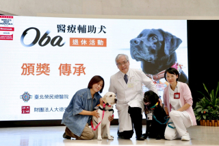 Illustration de l'article : Premier chien de thérapie en milieu hospitalier dans son pays, ce Labrador a droit à une cérémonie célébrant son départ à la retraite