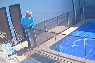 Illustration de l'article : Un nettoyeur découvre un chien sous la bâche d’une piscine et comprend qu’il reste un espoir de le sauver (vidéo)