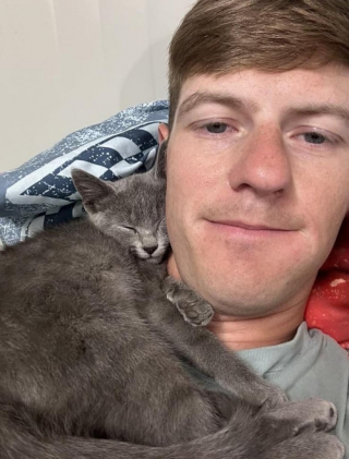 Illustration de l'article : Après avoir trouvé une chatte errante lors d’une mission à l’étranger, ce soldat met tout en oeuvre pour la ramener chez lui et lui offrir une belle vie