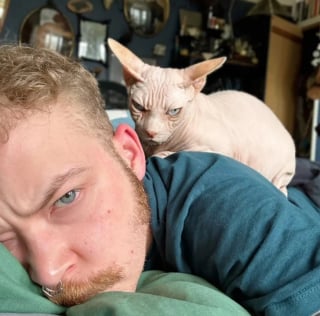 Illustration de l'article : 20 animaux de compagnie et leurs propriétaires qui se ressemblent comme 2 gouttes d’eau