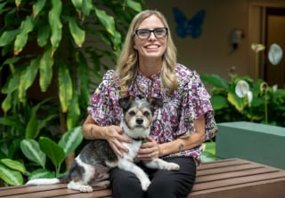 Illustration de l'article : L'employée d’un hôpital de soins palliatifs réalise le dernier souhait d’un patient en accueillant son chien