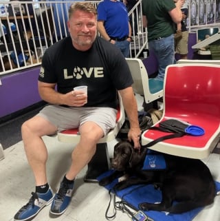 Illustration de l'article : Un ancien militaire atteint de traumatismes de guerre retrouve le sommeil et une vie normale grâce à son chien après des décennies de souffrance